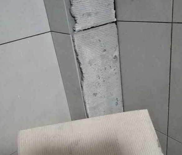 碾子山瓷砖空鼓维修公司分享下厨房瓷砖脱落的补救措施。